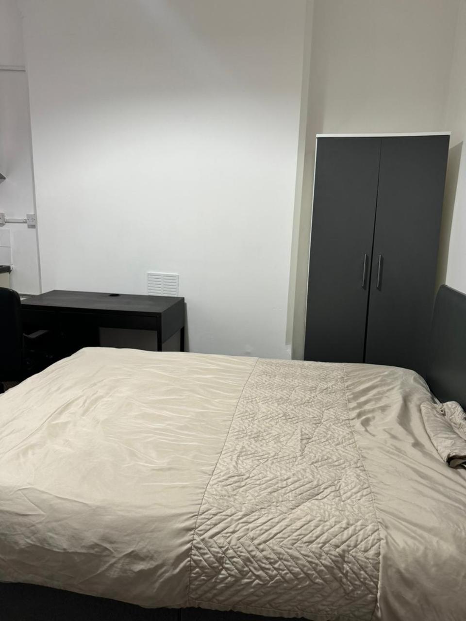 Ensuite Near Cricket Ground *